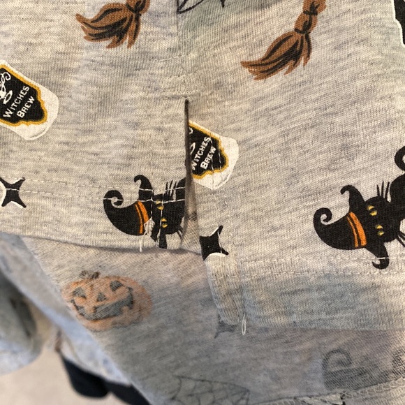 Hi-Lo Halloween Print V-Neck Tee - Picture 5 of 5